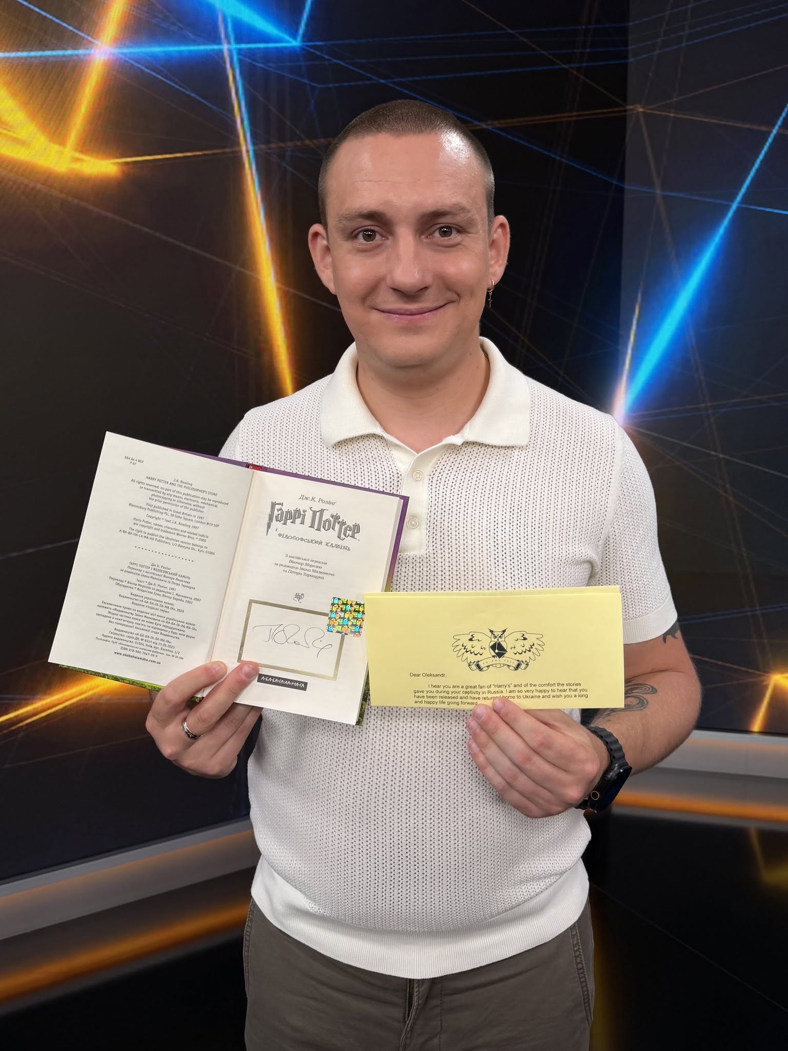 Морпех тримає книжку з автографом письменниці