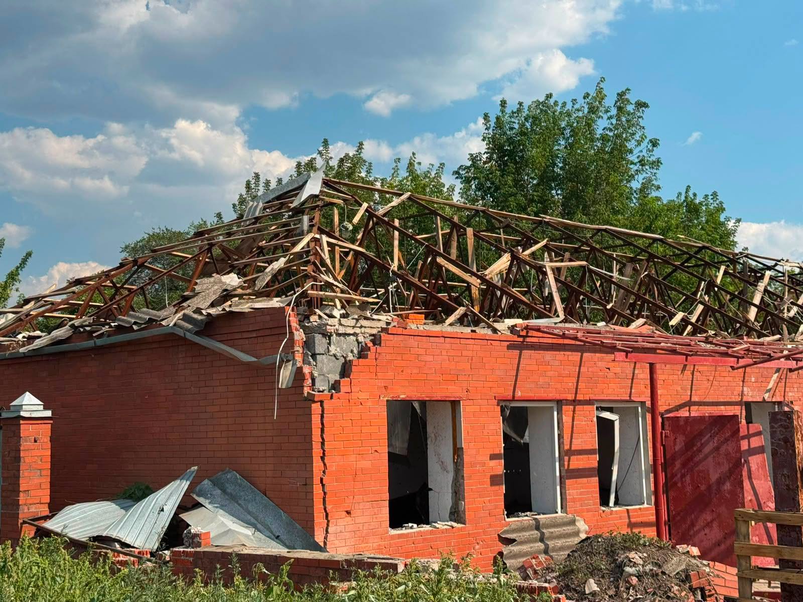 Будинок, зруйнований ворожим обстрілом