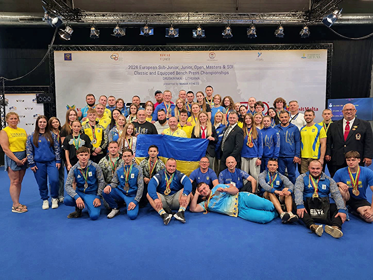 Збірна України з нагородами та державним прапором на чемпіонаті Європи з жиму лежачи в Литві