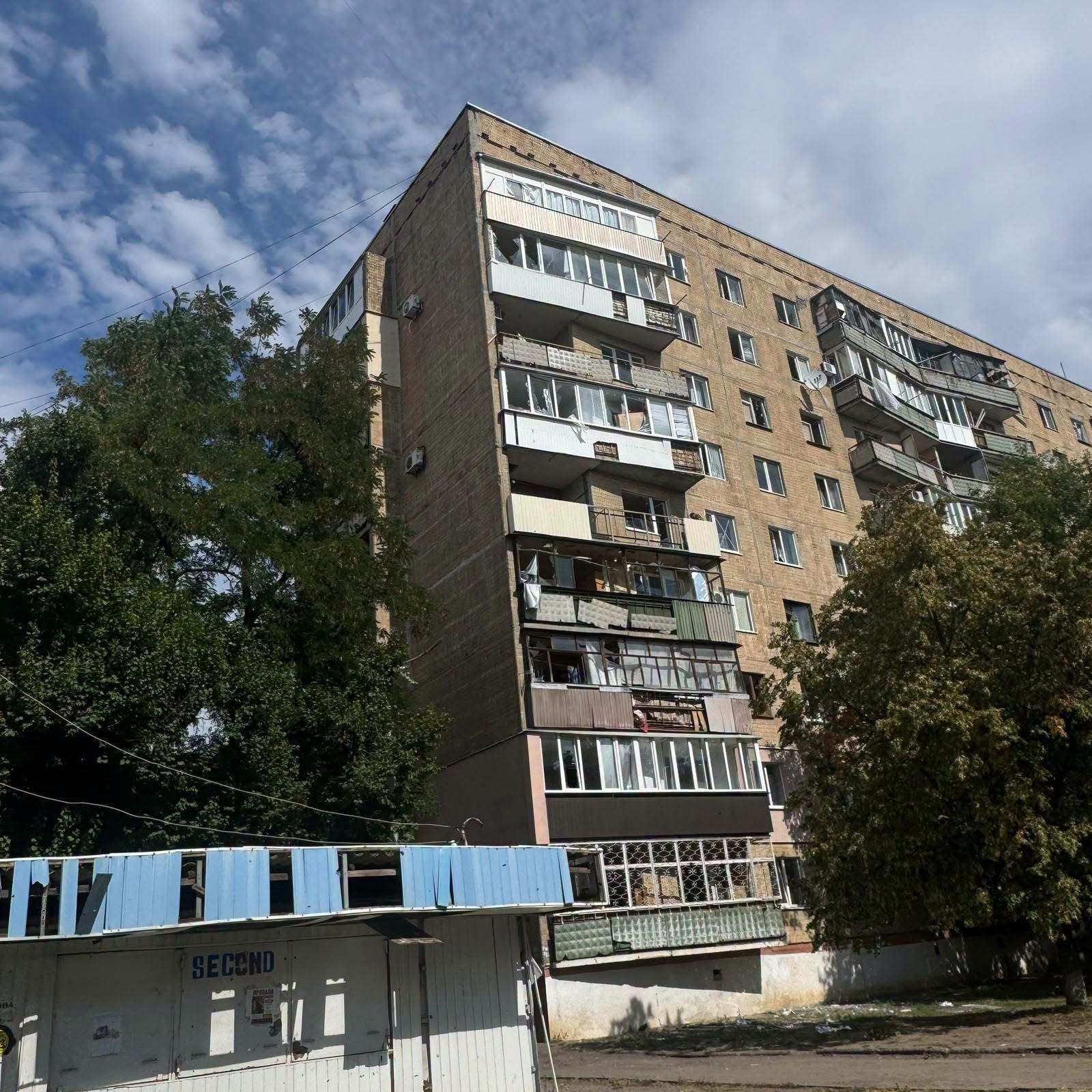 Пошкоджений будинок після ворожого обстрілу