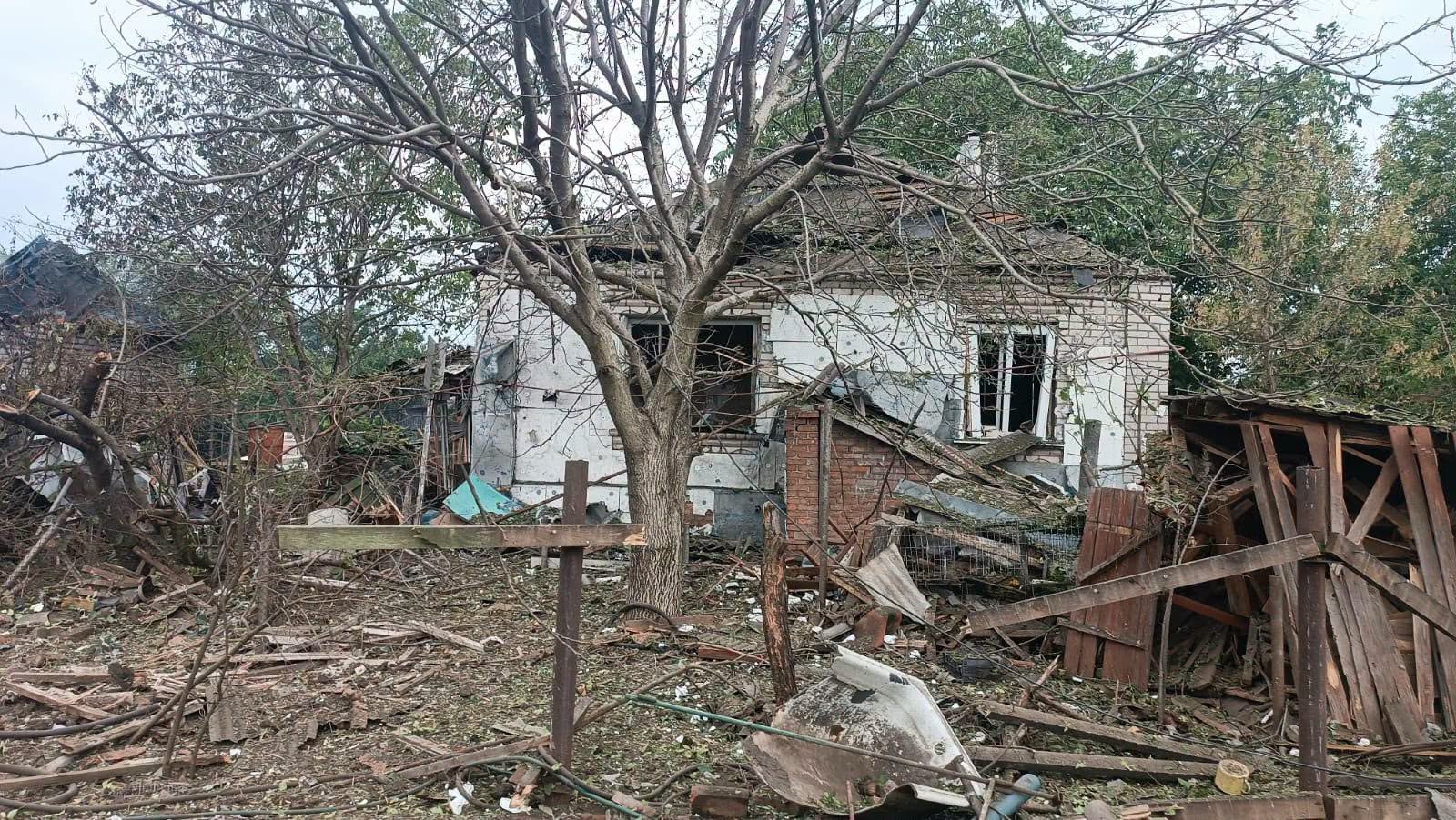Пошкоджені будинки після ворожого обстрілу