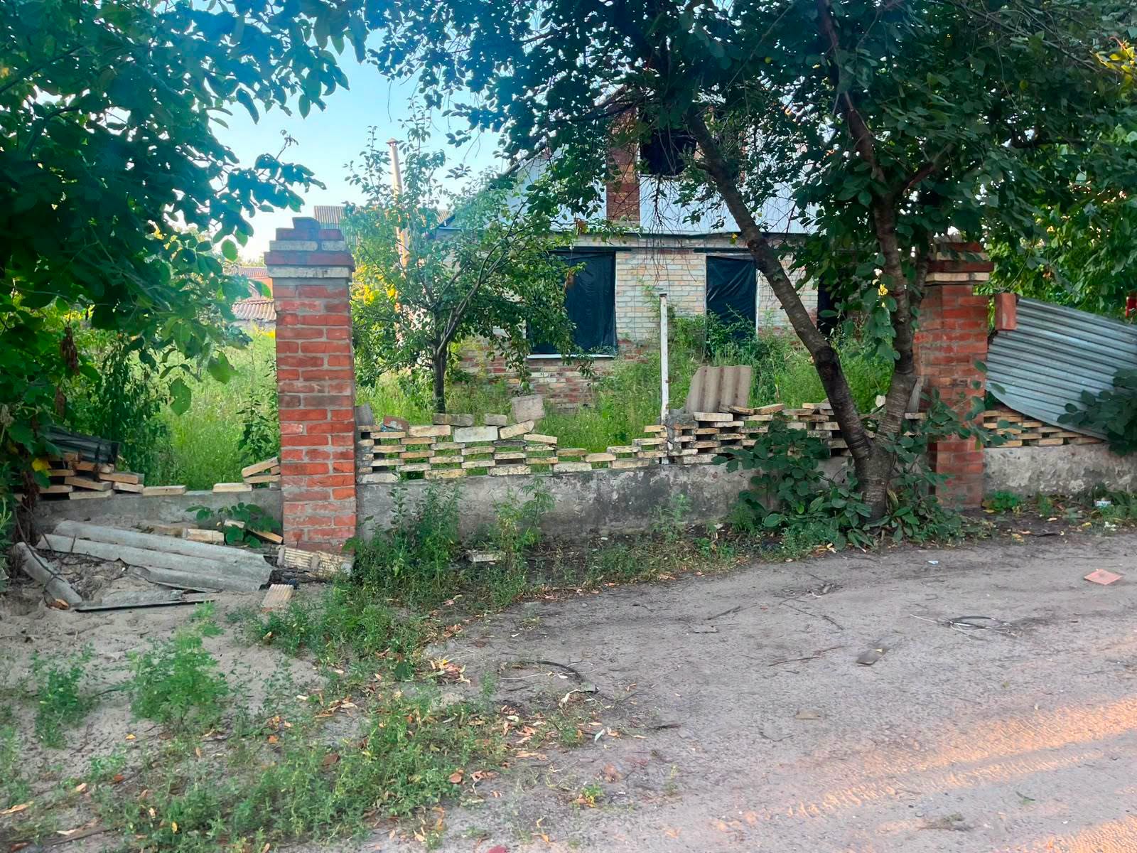 Зруйнований ворожим обстрілом будинок