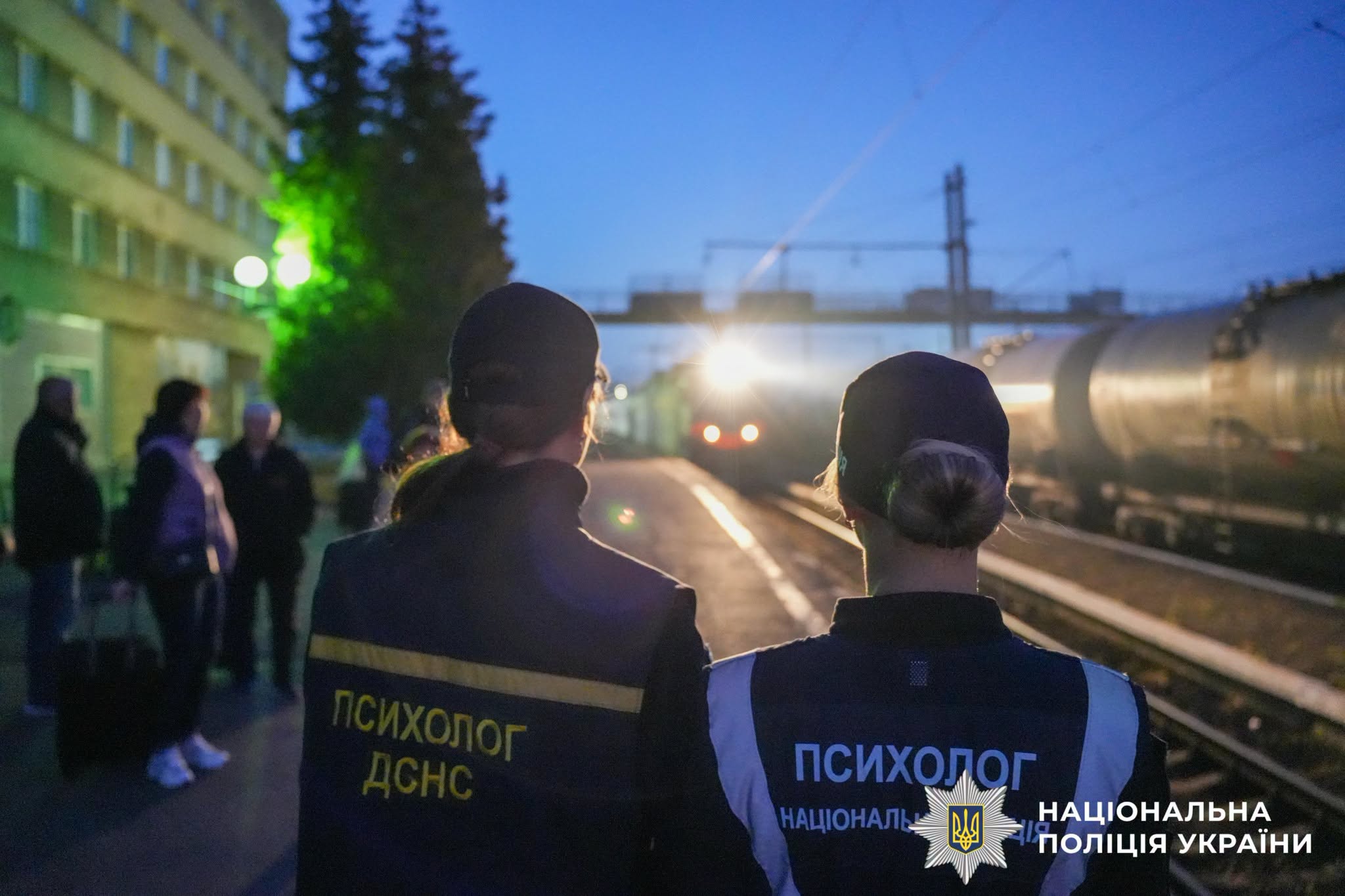 Представниці служб зустрічають потяг