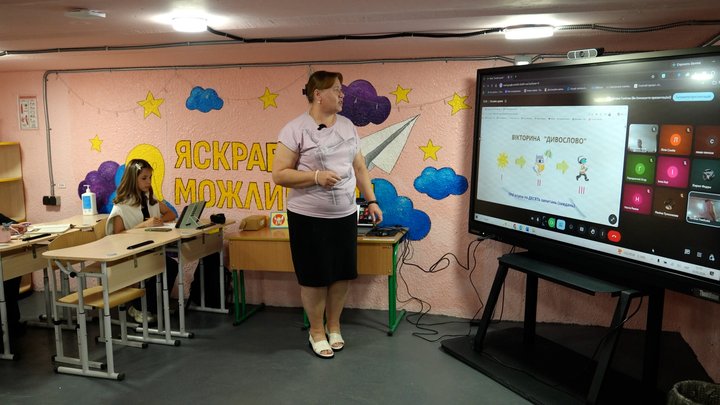 Учителька Тетяна Глебова проводить урок в укритті