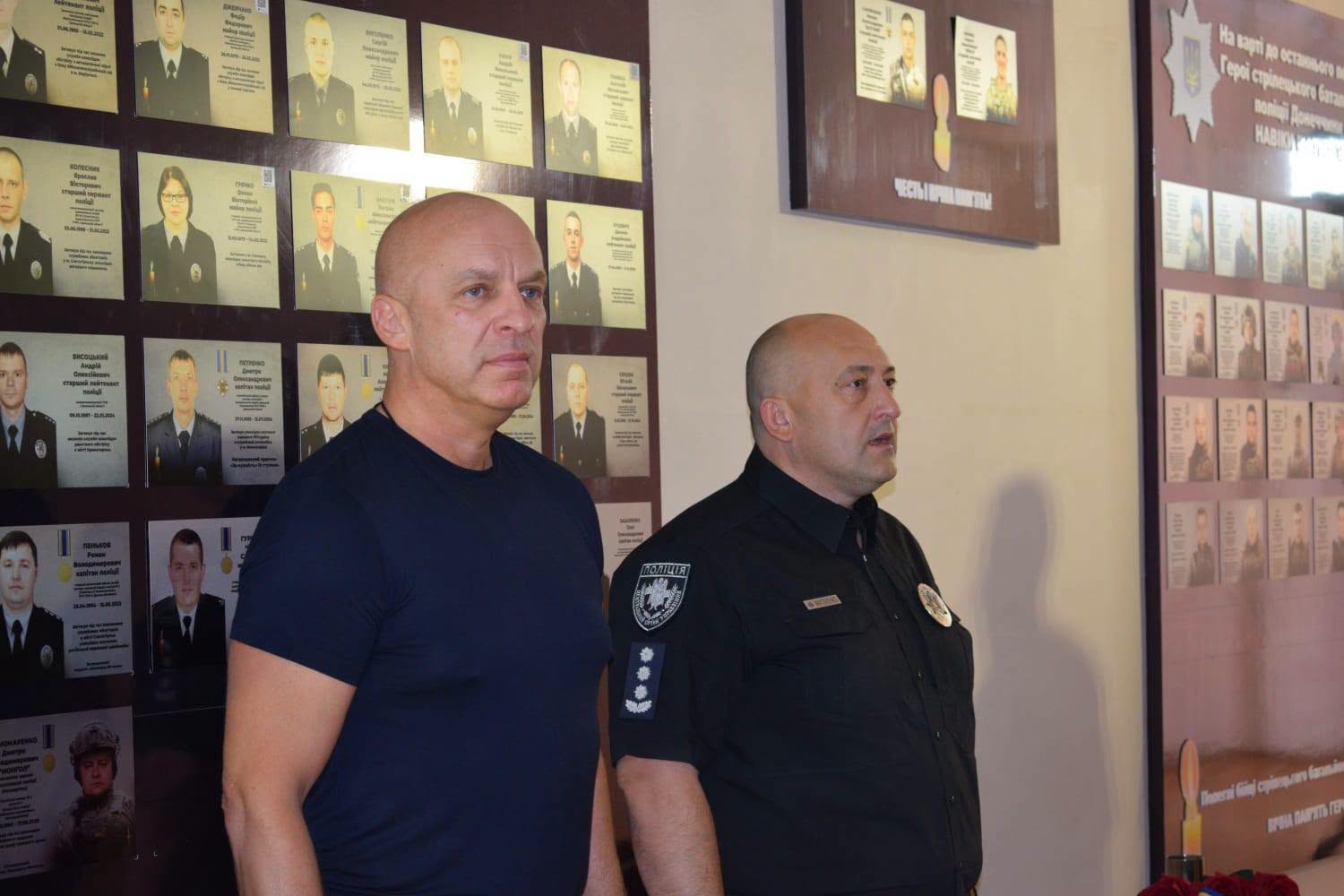 Вадим Філашкін разом з Миколою Матвієнком нагороджує правоохоронців