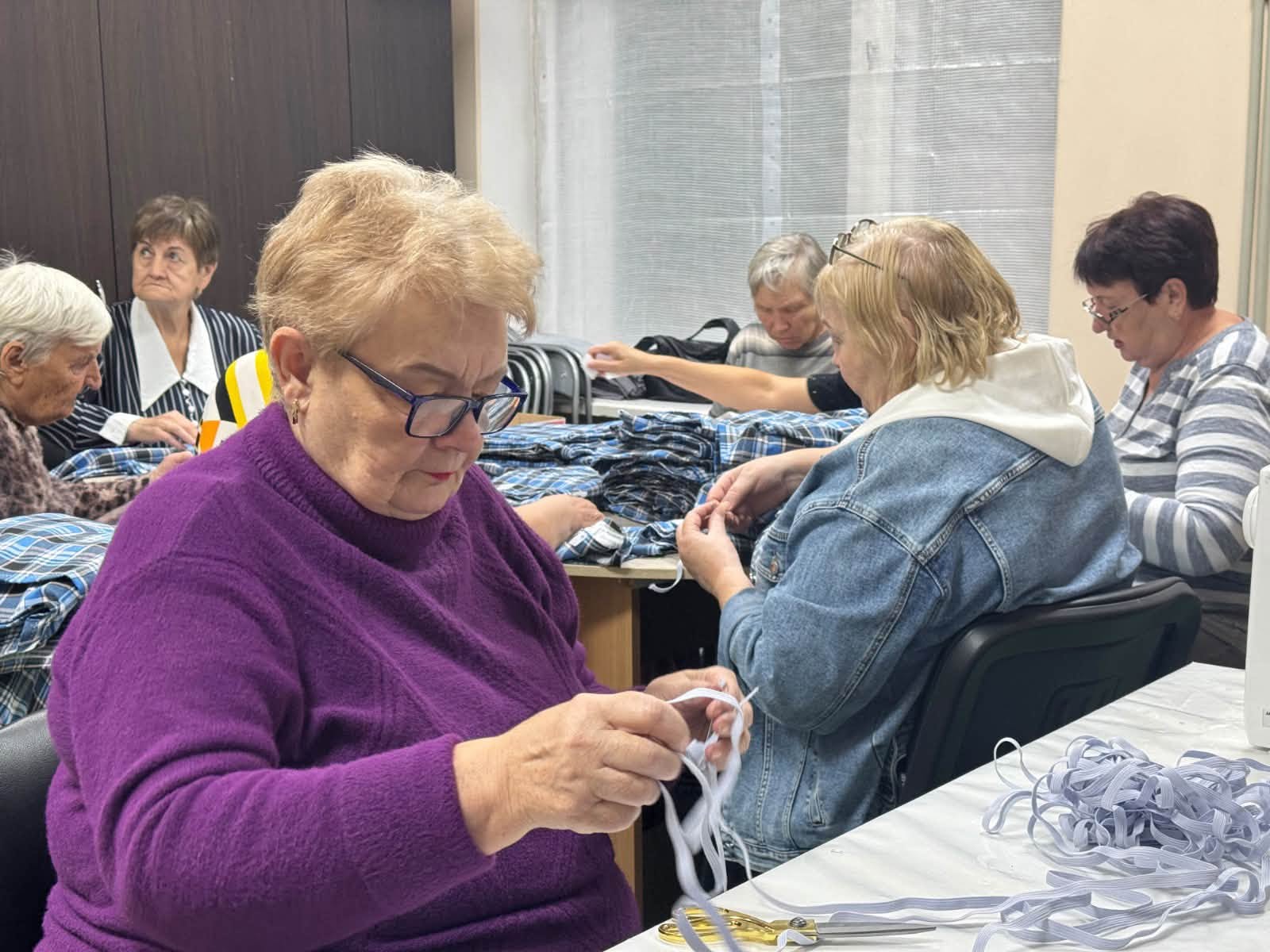 Жінки шиють адаптивний одяг