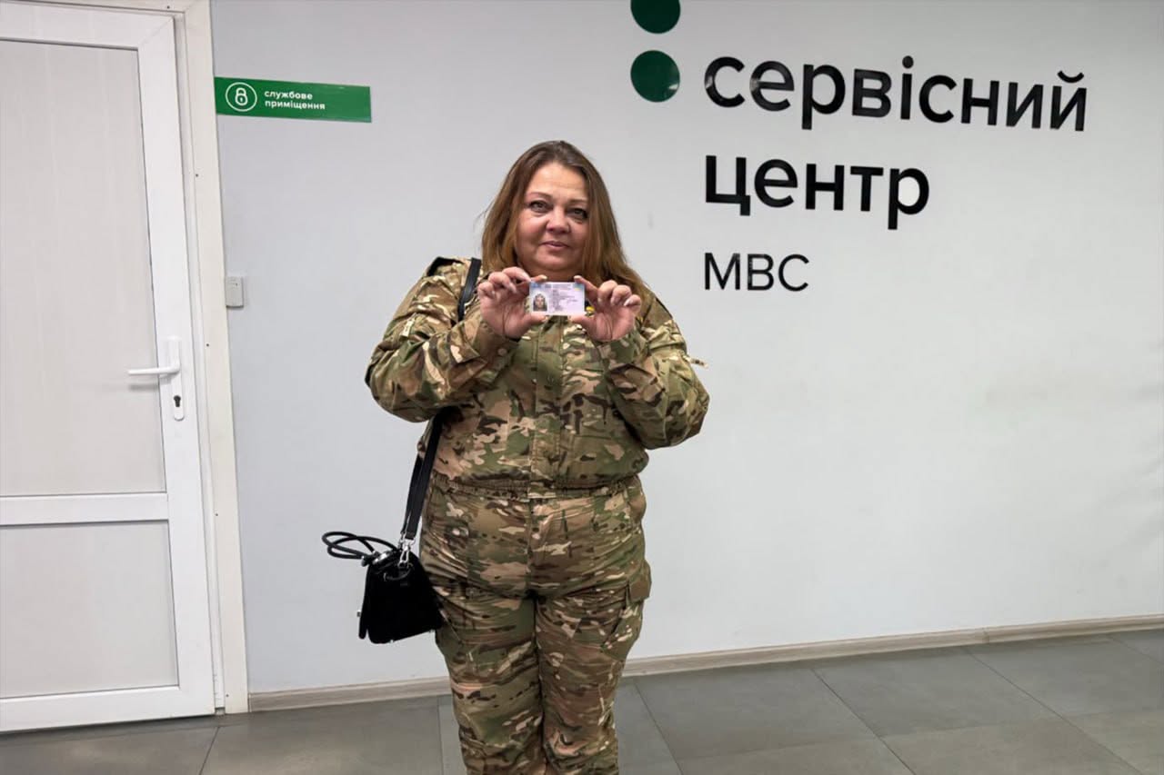 Світлана Галах тримає водійське посвідчення