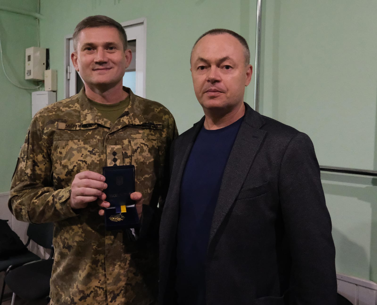 Військовослужбовець Держспецзв`язку отримує нагороду від Заступника голови Ігоря Бойко