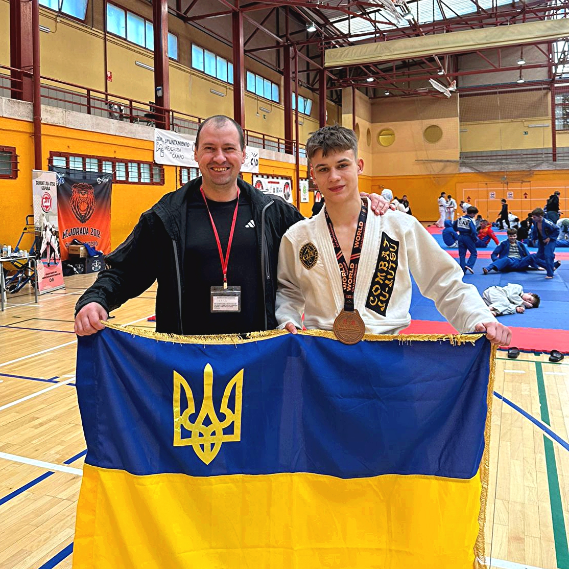 Володар трьох медалей світової першості з Комбат Дзю-Дзюцу Федір Сизоненко разом із тренером Артемом Пятихаткою