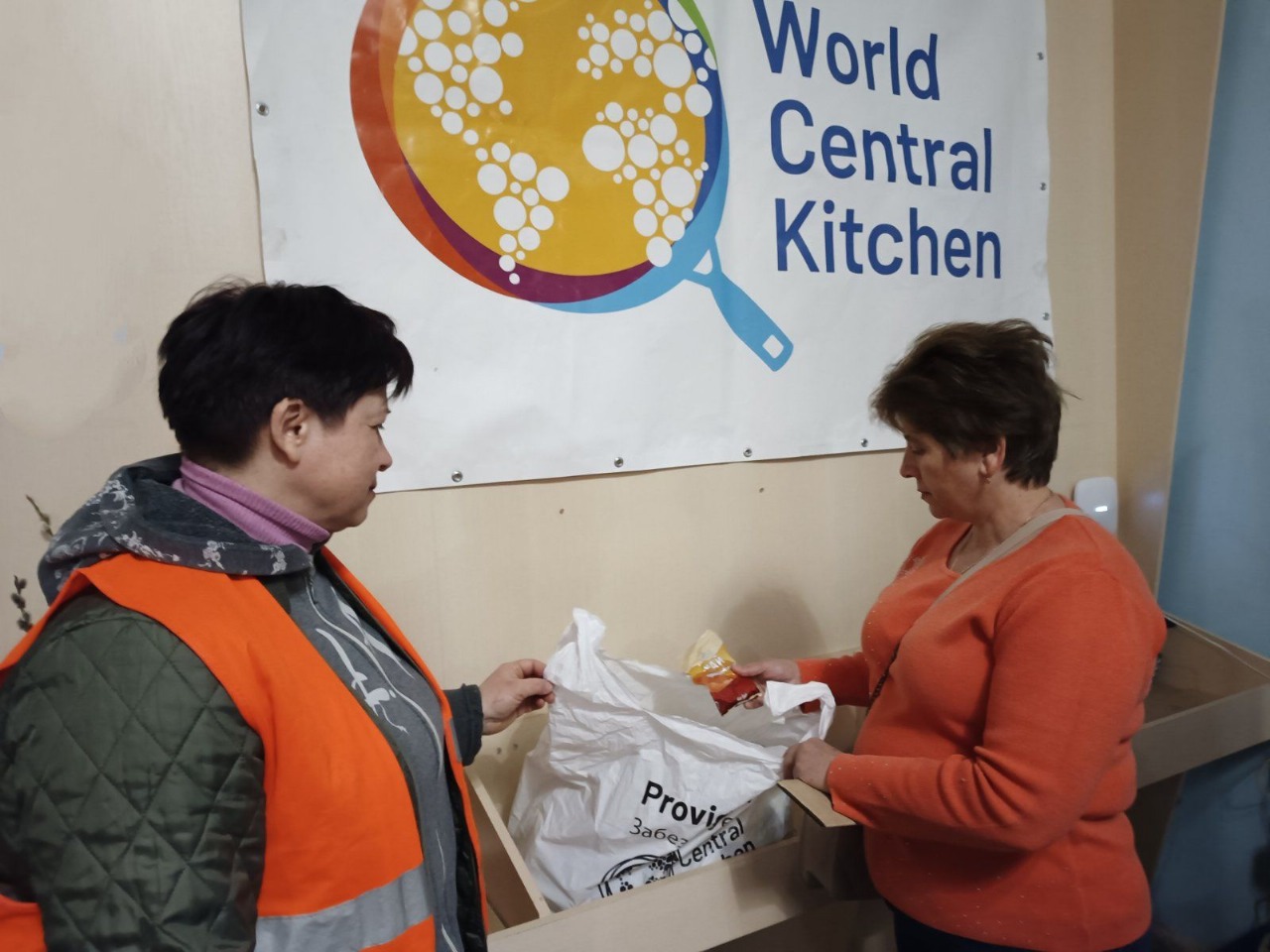 Представники організації World Central Kitchen забезпечили мешканців Краматорського району продуктовими наборами