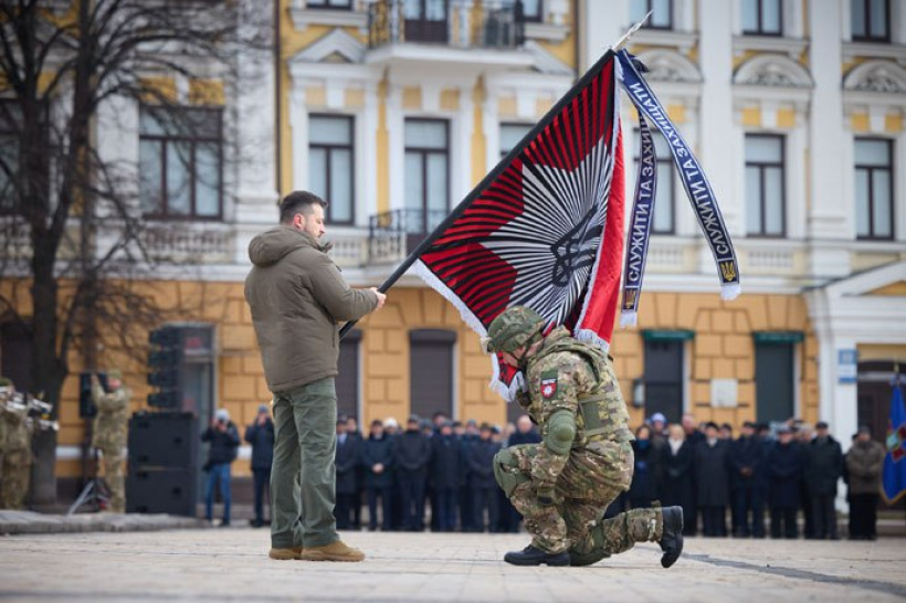 Президент України вручив поліцейській бригаді «Лють» бойовий прапор