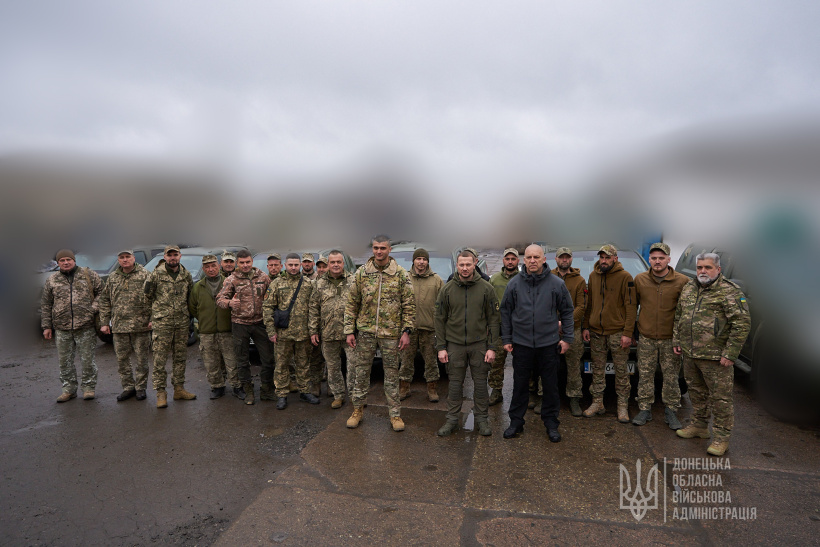 Ключі від двох десятків пікапів передали військовим підрозділам, які боронять Донеччину