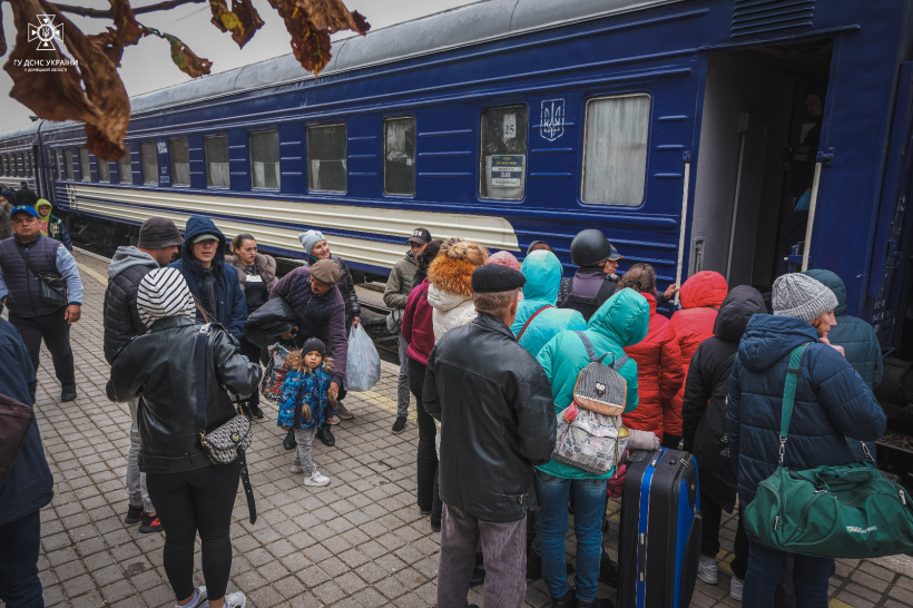Евакуація триває: Цивільні мешканці Донеччини виїжджають у більш безпечні регіони країни